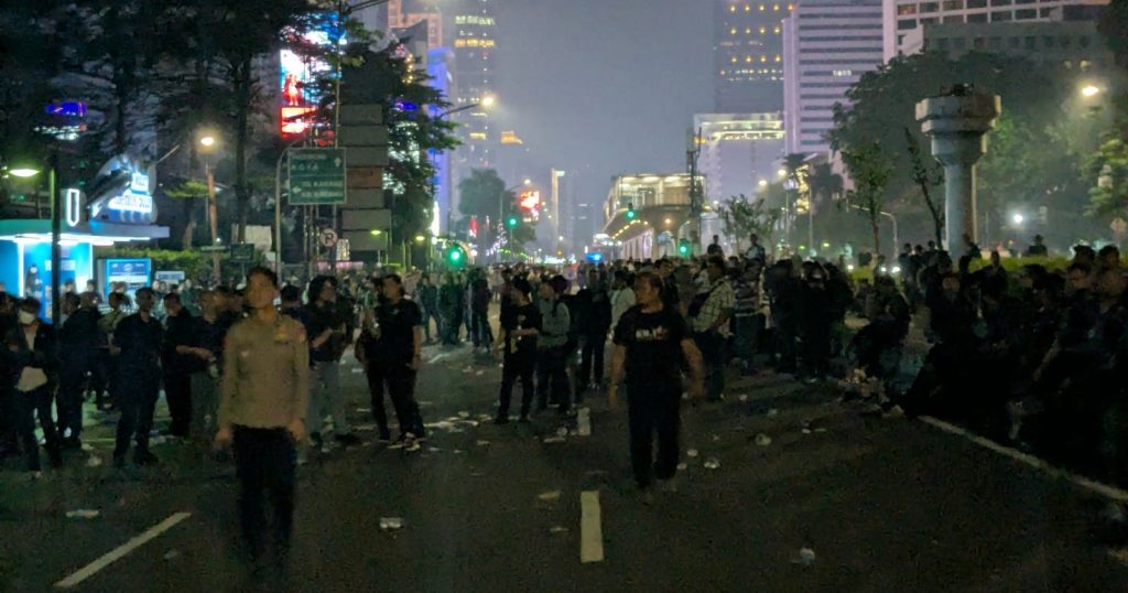 47117-ratusan-mahasiswa-yang-berunjuk-rasa-di-jalan-jenderal-sudirman-membubarkan-diri