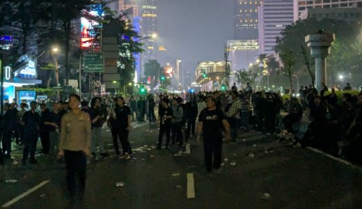 47117-ratusan-mahasiswa-yang-berunjuk-rasa-di-jalan-jenderal-sudirman-membubarkan-diri