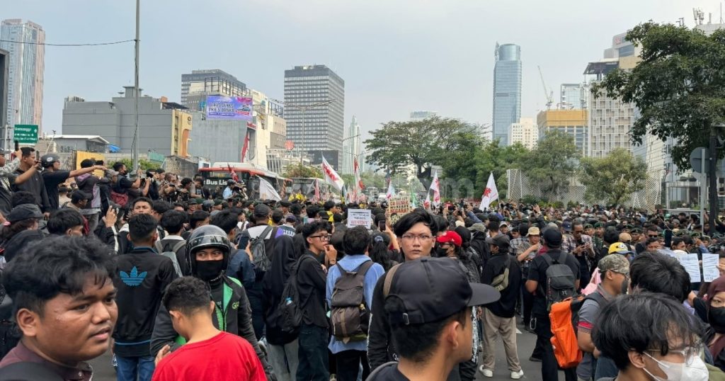 47983-demo-bem-ui-dan-aliansi-mahasiswa-kritik-dan-soroti-kebijakan-prabowo-1