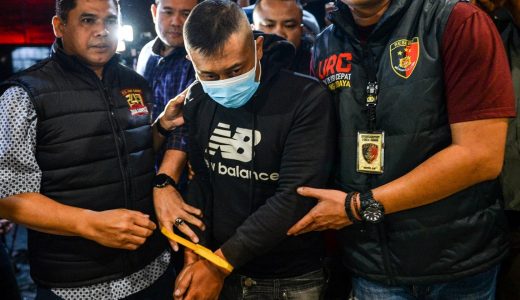 48101-polda-jabar-tangkap-taufik-hidayat-taufik-hidayat-pelaku-penyekapan-cileunyi-1