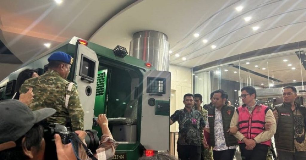 48188-komisaris-pt-yat-andrew-mulyono-am-digiring-tim-jampidsus-ke-mobil-tahanan