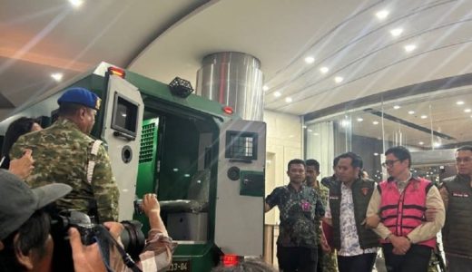48188-komisaris-pt-yat-andrew-mulyono-am-digiring-tim-jampidsus-ke-mobil-tahanan