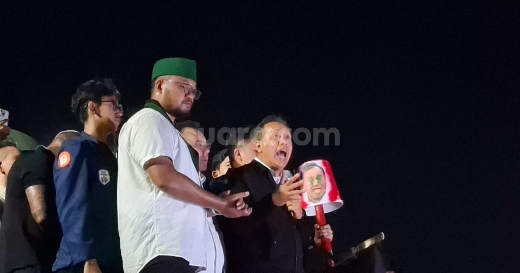 49590-wakil-ketua-dpr-ri-saan-mustopa-naik-ke-mobil-komando-massa-aksi-nyatakan-tuntutan-ditindaklanjuti