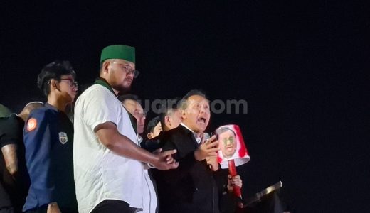49590-wakil-ketua-dpr-ri-saan-mustopa-naik-ke-mobil-komando-massa-aksi-nyatakan-tuntutan-ditindaklanjuti
