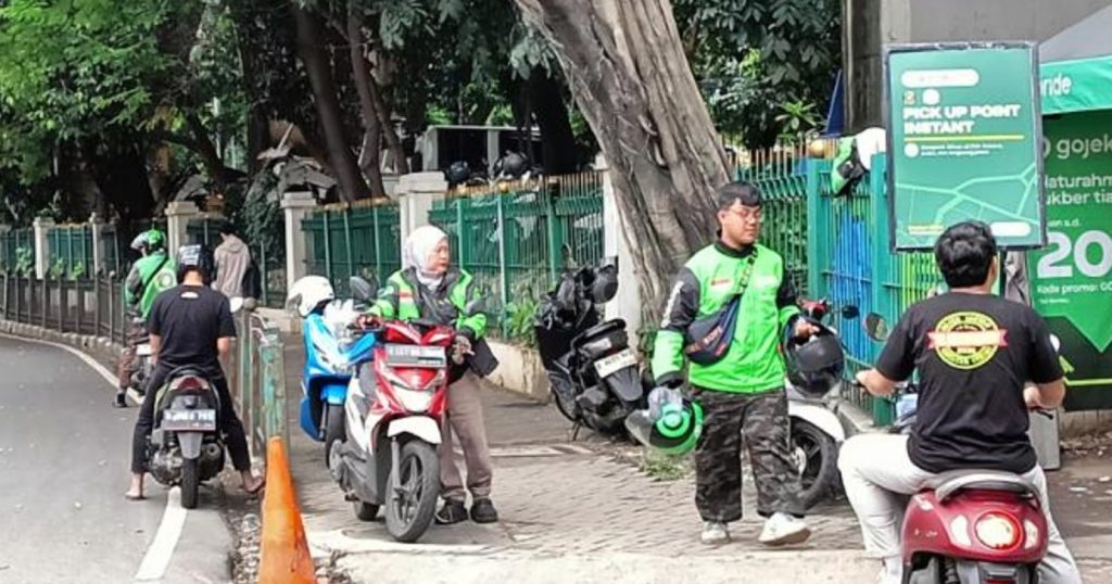 50282-ilustrasi-pengemudi-ojekl-online-ilustrasi-ojol