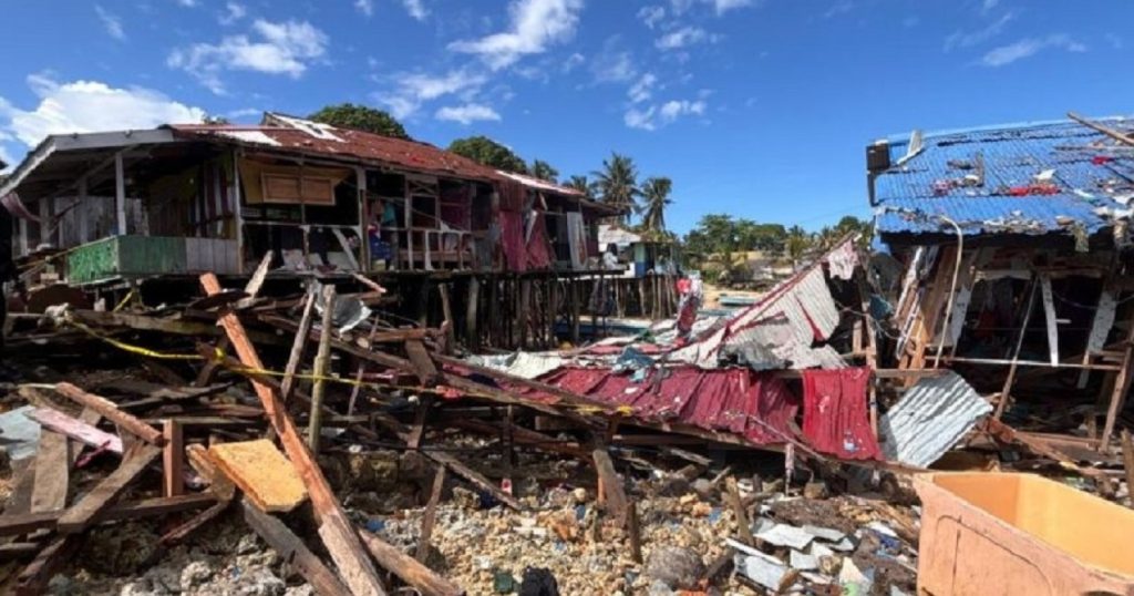 50947-rumah-warga-rusak-akibat-ledakan-bom-bekas-pd-ii-di-biak-papua