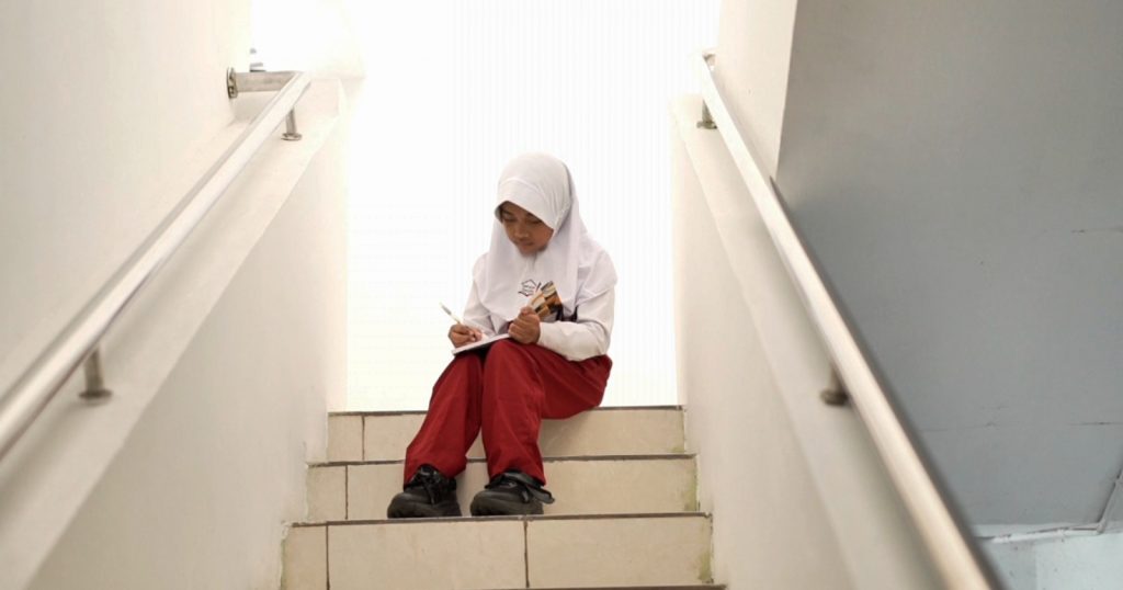 53041-raisa-alena-siswa-kelas-5-di-sekolah-rakyat-dasar-srd-2-surakarta