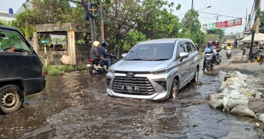 53452-genangan-air-yang-disebut-warganet-sebagai-banjir-permanen-di-jalan-h-mochtar-raya-joglo