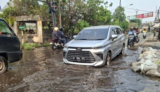 53452-genangan-air-yang-disebut-warganet-sebagai-banjir-permanen-di-jalan-h-mochtar-raya-joglo