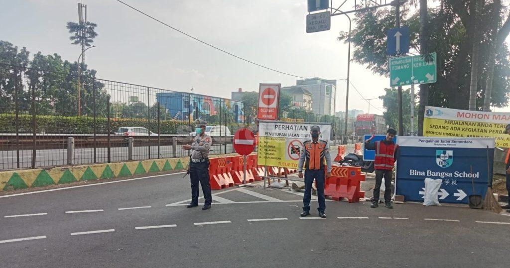 54531-aparat-kepolisian-melakukan-rekayasa-lalu-lintas