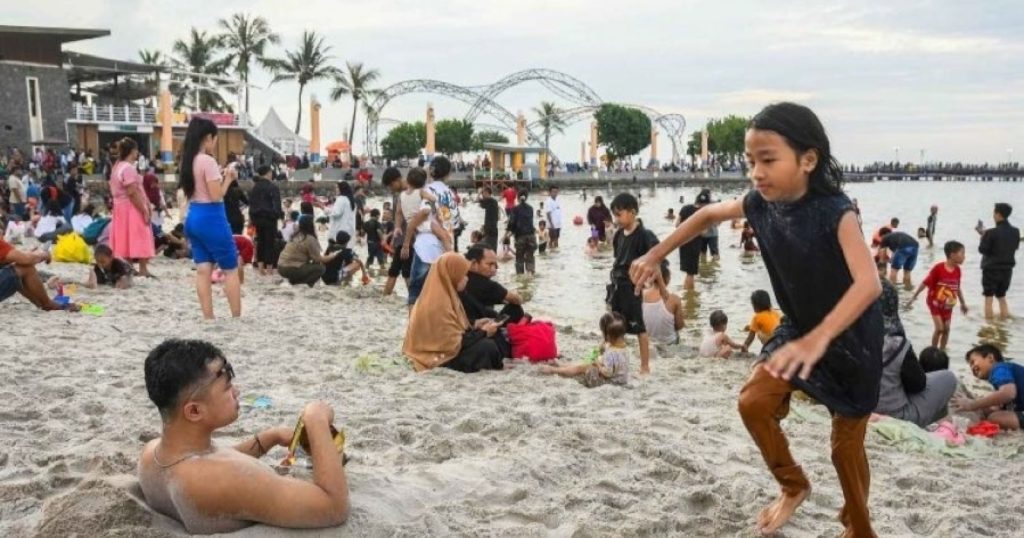 55148-ilustrasi-pengunjung-di-pantai-lagoon-ancol