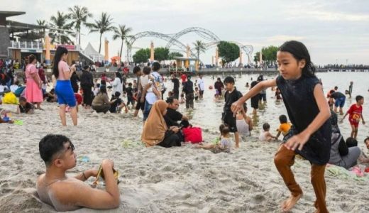 55148-ilustrasi-pengunjung-di-pantai-lagoon-ancol