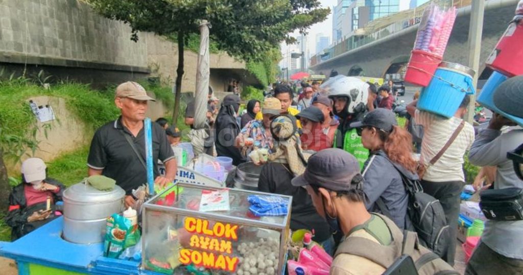 60383-pedagang-kaki-lima-ikut-meraup-rezeki-tak-terduga-setelah-seluruh-dagangan-mereka-diborong-habis-ole