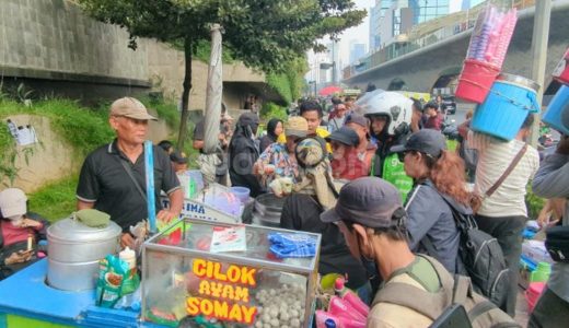 60383-pedagang-kaki-lima-ikut-meraup-rezeki-tak-terduga-setelah-seluruh-dagangan-mereka-diborong-habis-ole