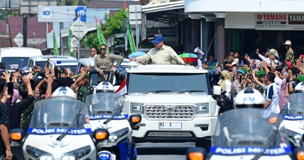 61715-presiden-prabowo-menaiki-maung-mv3-garuda-limousine