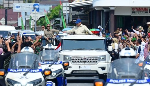 61715-presiden-prabowo-menaiki-maung-mv3-garuda-limousine