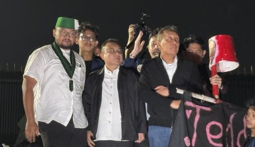 62282-mahasiswa-trisakti-bubar-usai-audiensi-dpr-janji-tindak-lanjuti-tuntutan-1
