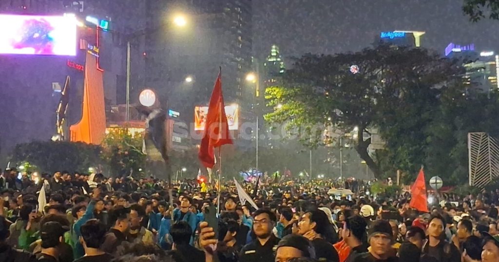 64243-aksi-massa-yang-tergabung-dalam-aliansi-mahasiswa-menuju-indonesia-bangkrut-masih-tertahan-di-jl-m