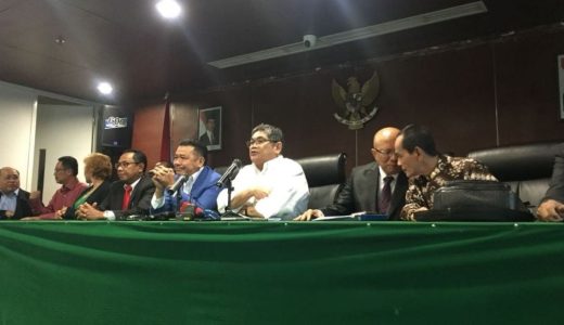 64810-ketua-dewan-pembina-dpn-peradi-otto-hasibuan-di-kantor-dpn-peradi-grand-slipi-tower-jakarta-barat-kamis-181-2018