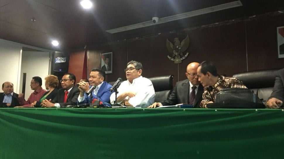 64810-ketua-dewan-pembina-dpn-peradi-otto-hasibuan-di-kantor-dpn-peradi-grand-slipi-tower-jakarta-barat-kamis-181-2018