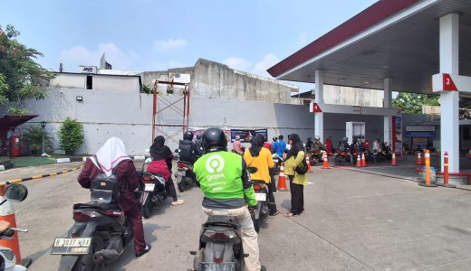 67509-antrean-pengisian-bbm
