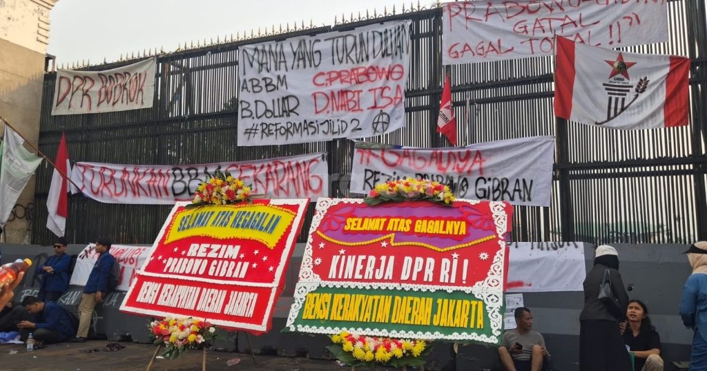 67923-dua-karangan-bunga-dari-badan-eksekutif-kerakyatan-daerah-jakarta-dipasang-di-area-depan-gedung-dpr