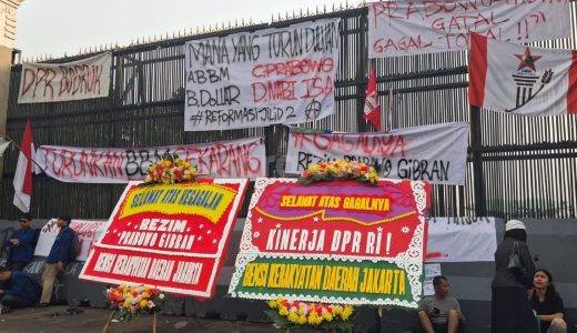 67923-dua-karangan-bunga-dari-badan-eksekutif-kerakyatan-daerah-jakarta-dipasang-di-area-depan-gedung-dpr