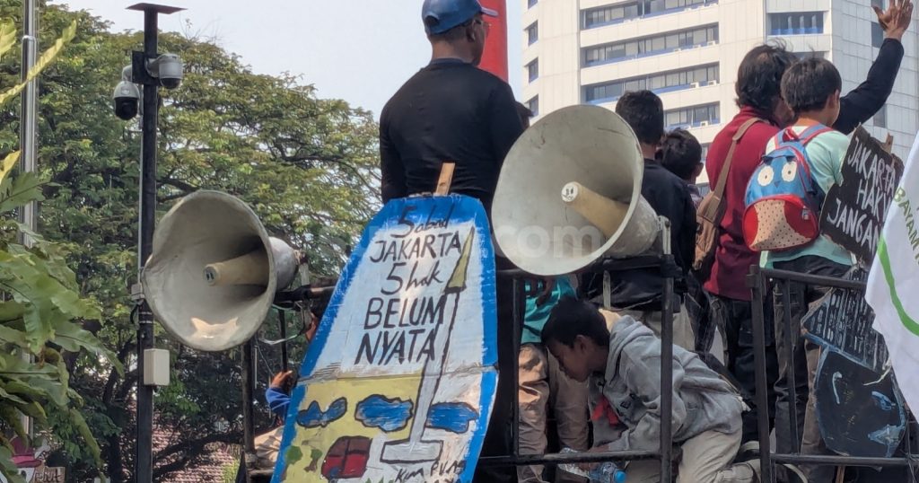 70484-warga-kampung-bayam-bersama-tiga-komunitas-lain-menggelar-aksi-di-balai-kota-dki-jakarta
