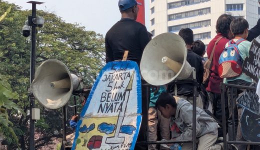 70484-warga-kampung-bayam-bersama-tiga-komunitas-lain-menggelar-aksi-di-balai-kota-dki-jakarta