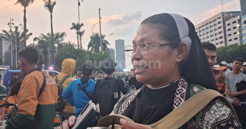 71707-suster-sesilia-ikut-turun-dalam-aksi-demo-mahasiswa-di-depan-gedung-dpr-ri