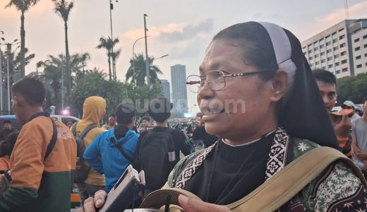 71707-suster-sesilia-ikut-turun-dalam-aksi-demo-mahasiswa-di-depan-gedung-dpr-ri