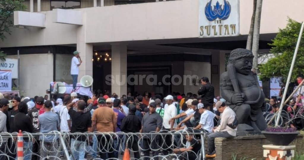73389-suasana-di-kawasan-hotel-sultan-jakarta-pusat-berubah-menjadi-arena-perlawanan-pada-kamis-18620
