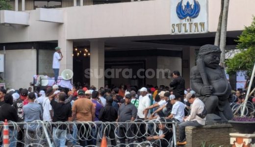 73389-suasana-di-kawasan-hotel-sultan-jakarta-pusat-berubah-menjadi-arena-perlawanan-pada-kamis-18620
