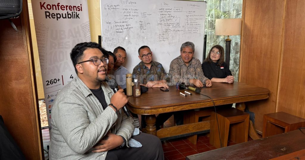 75772-forum-konferensi-republik-terpaksa-dipindah-ke-sebuah-kafe-di-cikini-karena-dibatalkan-sepihak