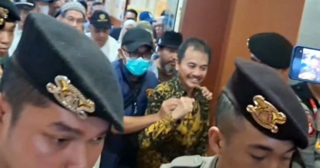 76242-roy-suryo-dan-dokter-tifa-keluar-dari-rs-polri