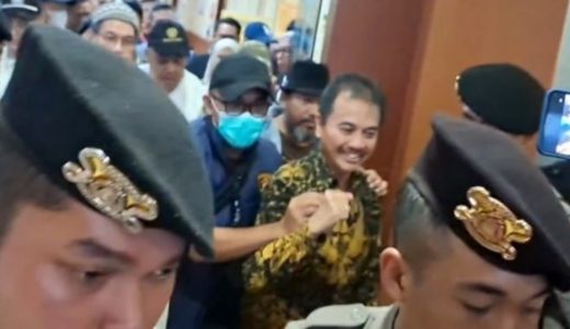 76242-roy-suryo-dan-dokter-tifa-keluar-dari-rs-polri