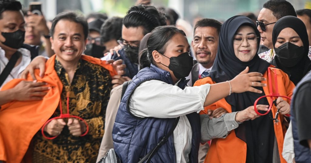 77311-pelimpahan-tersangka-roy-suryo-dan-dokter-tifa-roy-suryo-dan-dokter-tifa-1