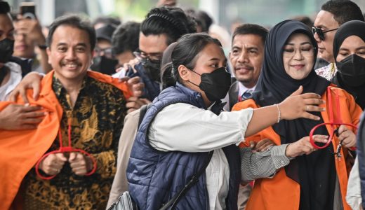 77311-pelimpahan-tersangka-roy-suryo-dan-dokter-tifa-roy-suryo-dan-dokter-tifa-1