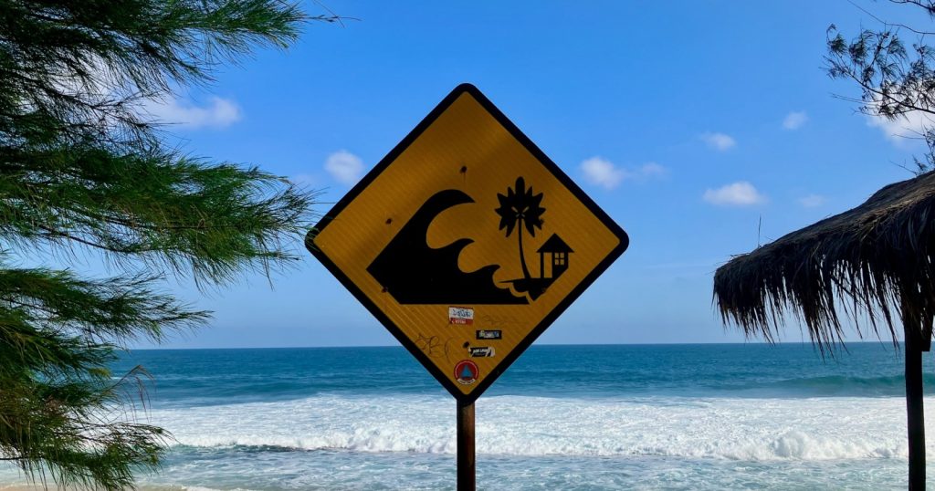 81988-ilustrasi-tsunami