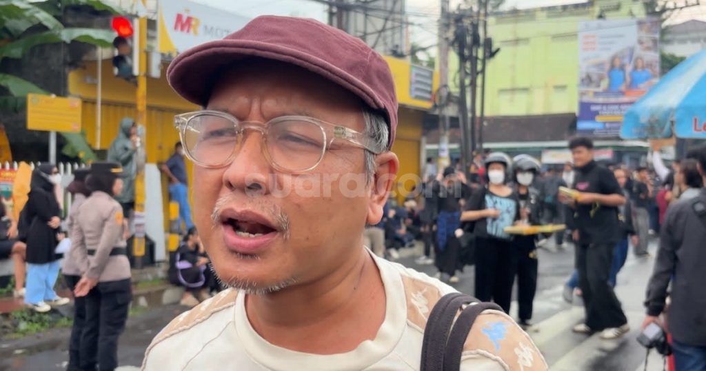 83949-vokalis-sekaligus-gitaris-efek-rumah-kaca-cholil-mahmud-ikut-turun-dalam-aksi-demonstrasi
