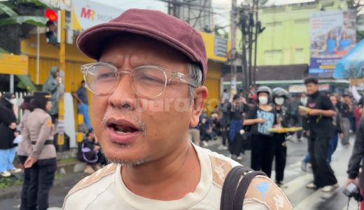 83949-vokalis-sekaligus-gitaris-efek-rumah-kaca-cholil-mahmud-ikut-turun-dalam-aksi-demonstrasi