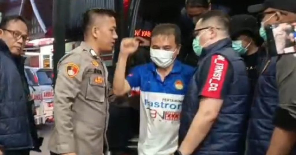 84588-roy-suryo-turun-dari-mobil-tahanan