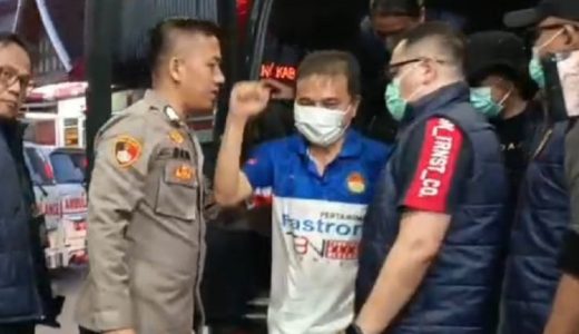 84588-roy-suryo-turun-dari-mobil-tahanan