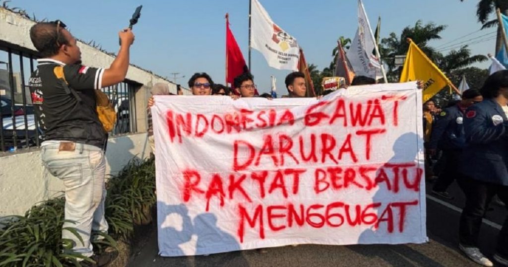 86152-mahasiswa-trisakti-menyampaikan-sejumlah-tuntutan-dalam-kasi-di-depan-gedung-dpr-ri