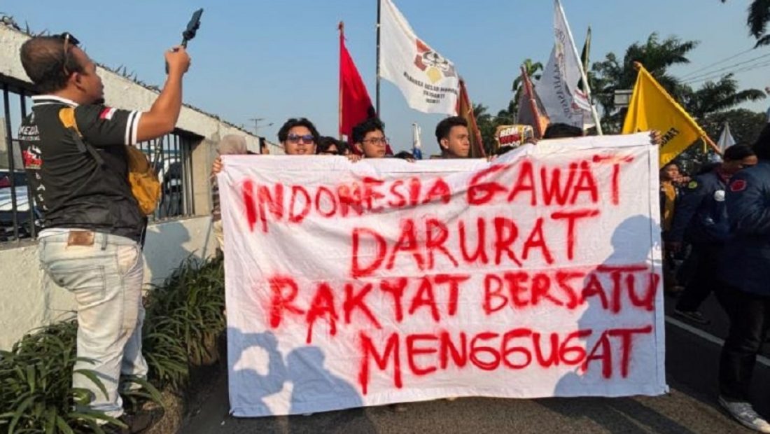 86152-mahasiswa-trisakti-menyampaikan-sejumlah-tuntutan-dalam-kasi-di-depan-gedung-dpr-ri