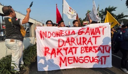 86152-mahasiswa-trisakti-menyampaikan-sejumlah-tuntutan-dalam-kasi-di-depan-gedung-dpr-ri