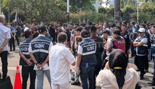 87071-proses-pengosongan-hotel-sultan-mulai-anarkis