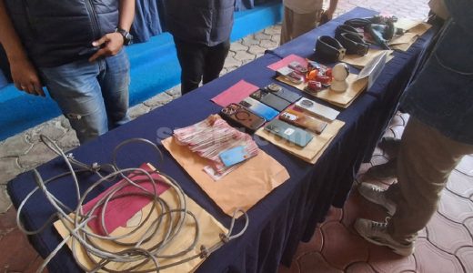 87315-polisi-pamerkan-barang-bukti-kasus-penyekapan-3-pekerja-percetakan-di-senen