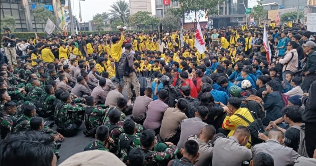 88183-massa-aksi-unjuk-rasa-yang-terdiri-dari-mahasiswa-berbagai-kampus-duduk-bersama-aparat-keamanan-dala-1