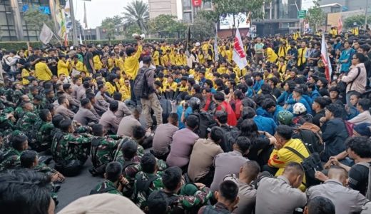 88183-massa-aksi-unjuk-rasa-yang-terdiri-dari-mahasiswa-berbagai-kampus-duduk-bersama-aparat-keamanan-dala-1